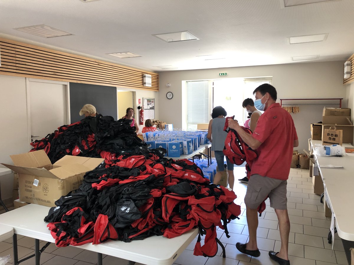 ElisabethLaffay's tweet photo. Préparation des kits sanitaires destinés aux vendangeurs.  Action des ODG du #Beaujolais avec l'aide de @auvergnerhalpes et de 9 Caisses locales du @ca_centrest avec la participation  des administrateurs à cette journée. 😷👏#lavignecontinue https://t.co/wqlPpMLxNI