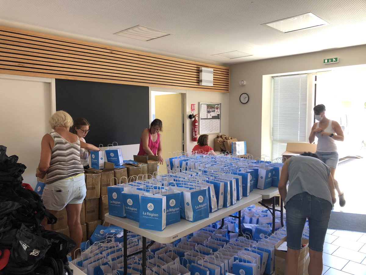 Préparation des kits sanitaires destinés aux vendangeurs.  Action des ODG du #Beaujolais avec l'aide de <a href="/auvergnerhalpes/">Auvergne-Rhône-Alpes</a> et de 9 Caisses locales du <a href="/ca_centrest/">Crédit Agricole Centre-est</a> avec la participation  des administrateurs à cette journée. 😷👏#lavignecontinue