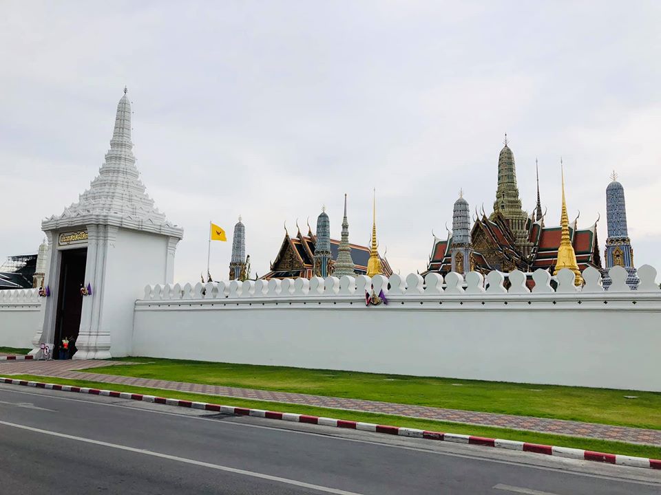 somsakjeam's tweet photo. การเคลื่อนไหวเรื่องสถาบันกษัตริย์ต้องเข้าถึงการเมืองแบบเป็นทางการ จะต้องกลายเป็นการถกเถียงระดับทางการ จึงจะมีผล

........................

ธงมหาราช ชักเล่นๆไว้หลอกคน ว่า กษัตริย์อยู่ในเมืองไทย
ถ้ากษัตริย์มีความเป็น "ชายชาติทหาร" อยู่ อย่างแรกเลย ต้องออกมายอมรับเรื่องง่ายๆแค่นี้ https://t.co/ceciABYa6W