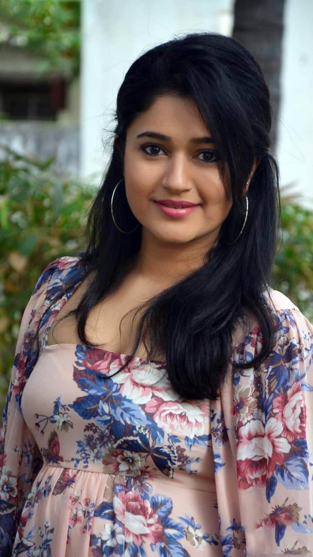 Indian Actress Poonam Bajwa Live Chat | iiQ8 Entertainment News