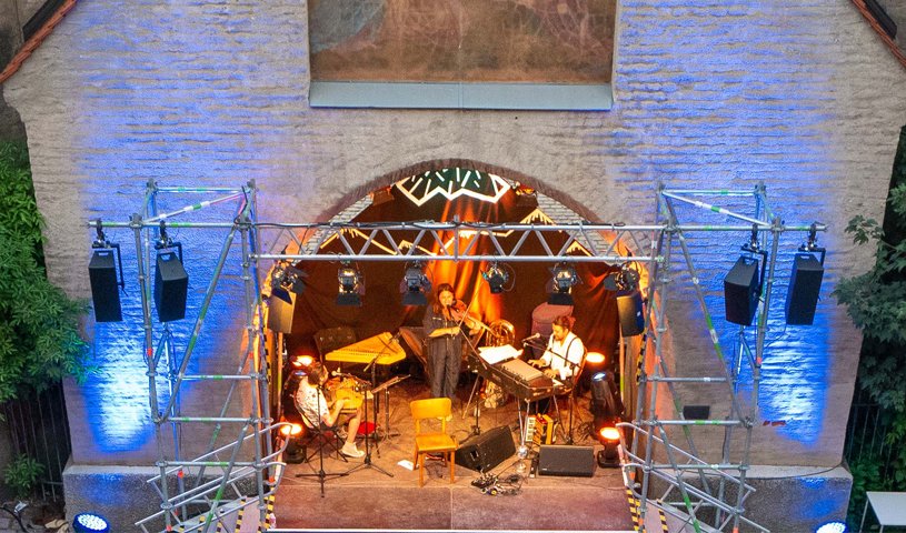 MuPoMuc's tweet image. Es ist #SommerinderStadt und das Valentin-Karlstadt-Musäum feiert mit! Ab heute bis 1.8. gibt es Musik und Kabarett im Innenhof des Isartors. Am 31.7. ab 15 Uhr ein #Kinderprogramm und die Sonderausstellung &quot;Wigger Greiner&quot; könnt ihr auch dort sehen. Tickets über @mticket