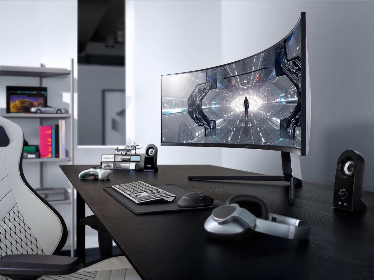 TechNuws's tweet photo. Samsung marketing as “futuristic,” and as the world’s first 1000R gaming monitor. The monitor’s sport 2560×1440 resolution.

#samsung #gamingmonitor #Odyssey #G7 https://t.co/zIXrtTJffj