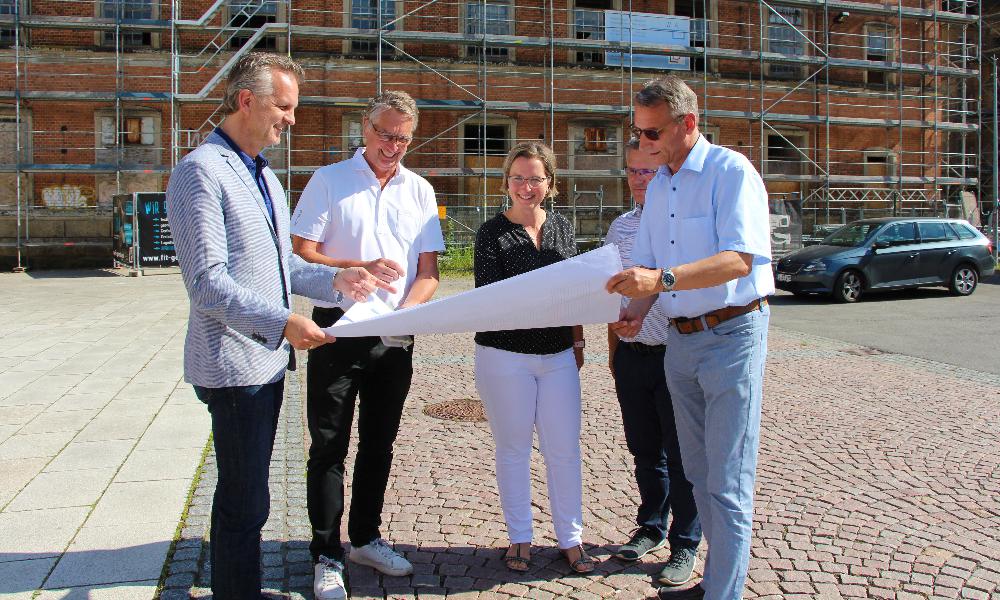 StadtFloeha's tweet photo. Auf dem Weg zur Umgestaltung der #AltenBaumwolle zu #Flöhas Stadtzentrum ist in den vergangenen Jahren viel erreicht worden. Kultur, Handel und eine große Kita beleben u.a. das Areal. Jetzt wurde eine neue Etappe eingeleitet. https://t.co/NVovfzU5k9 https://t.co/4Hm20Zmw5r