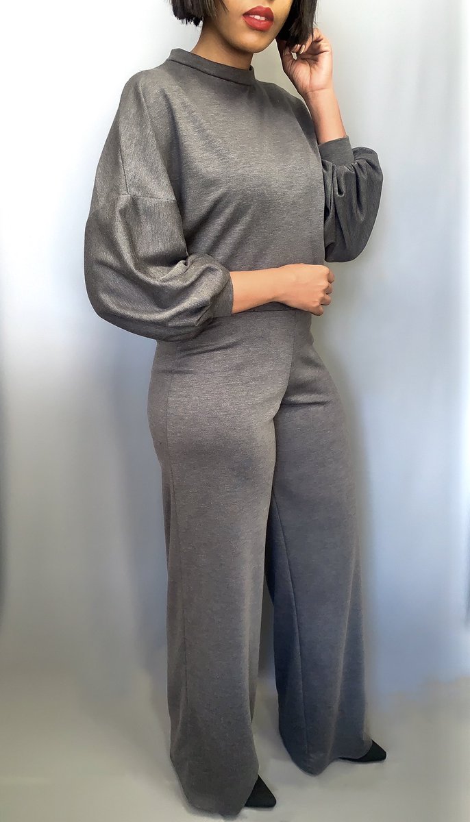 Doux_Regal's tweet photo. Shop this @twenty4_regal bishop crop top and palazzo pants set for only R700 excl. delivery
DM to place your order. 
Colors available: Maroon, dark grey, black, light grey.
#readytowear #loungewear #lifttheban #31july #covid19 #AVeryBonangYear #1blackownedbusinessamonth https://t.co/jbxIhOGtvs