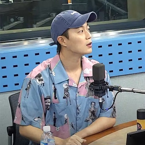 IDOL_ALLDAY's tweet photo. ▶ 셀럽 : 윤두준
▶ 어디 : 200728 김영철의 파워FM
▶ 브랜드 : 모자 - 마크 곤잘레스 (MARK GONZALES)
▶ 모델명 : M/G PIGMENT BALL CAP BLUE
▶ 가격 : 36,000원 https://t.co/8eCBZCyh6H