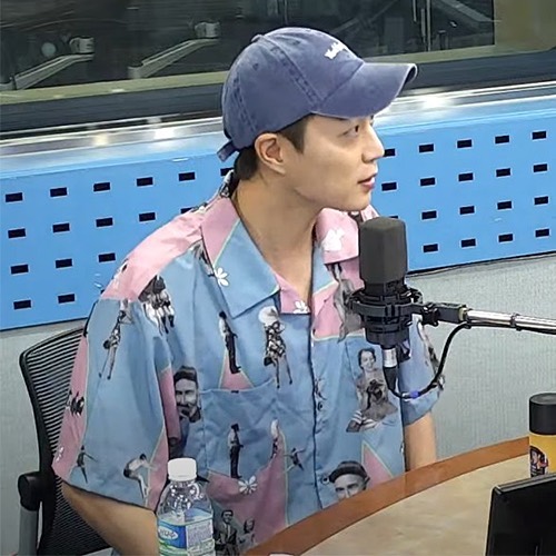 IDOL_ALLDAY's tweet photo. ▶ 셀럽 : 윤두준
▶ 어디 : 200728 김영철의 파워FM
▶ 브랜드 : 모자 - 마크 곤잘레스 (MARK GONZALES)
▶ 모델명 : M/G PIGMENT BALL CAP BLUE
▶ 가격 : 36,000원 https://t.co/8eCBZCyh6H