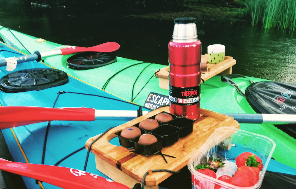 KayakPunk's tweet photo. An evening serving local food, drink &amp; even the cups and boards. Sharing some history with the clients and watching Ospreys.
Perfect way to distract from the rain.

#OnlyInScotland #AfternoonTreat #GoPaddling #OutdoorExplore #kayaking #Motivation #whateveryourescape #Perthshire https://t.co/mHiefeuShE