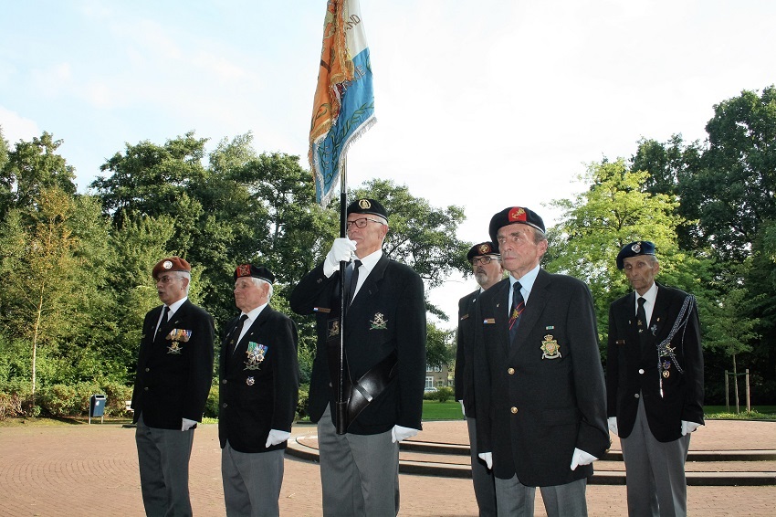 Wapenbroeder's tweet photo. Op 14 augustus 2020 organiseert de Stichting Herdenking Gevallenen en Slachtoffers in Nederlands-Indië een herdenking bij het Indië-monument in het Broersepark in Amstelveen. Er is een aantal maatregelen. Meer lezen: > https://t.co/YLf2o6fl19 https://t.co/FMImHmFshf