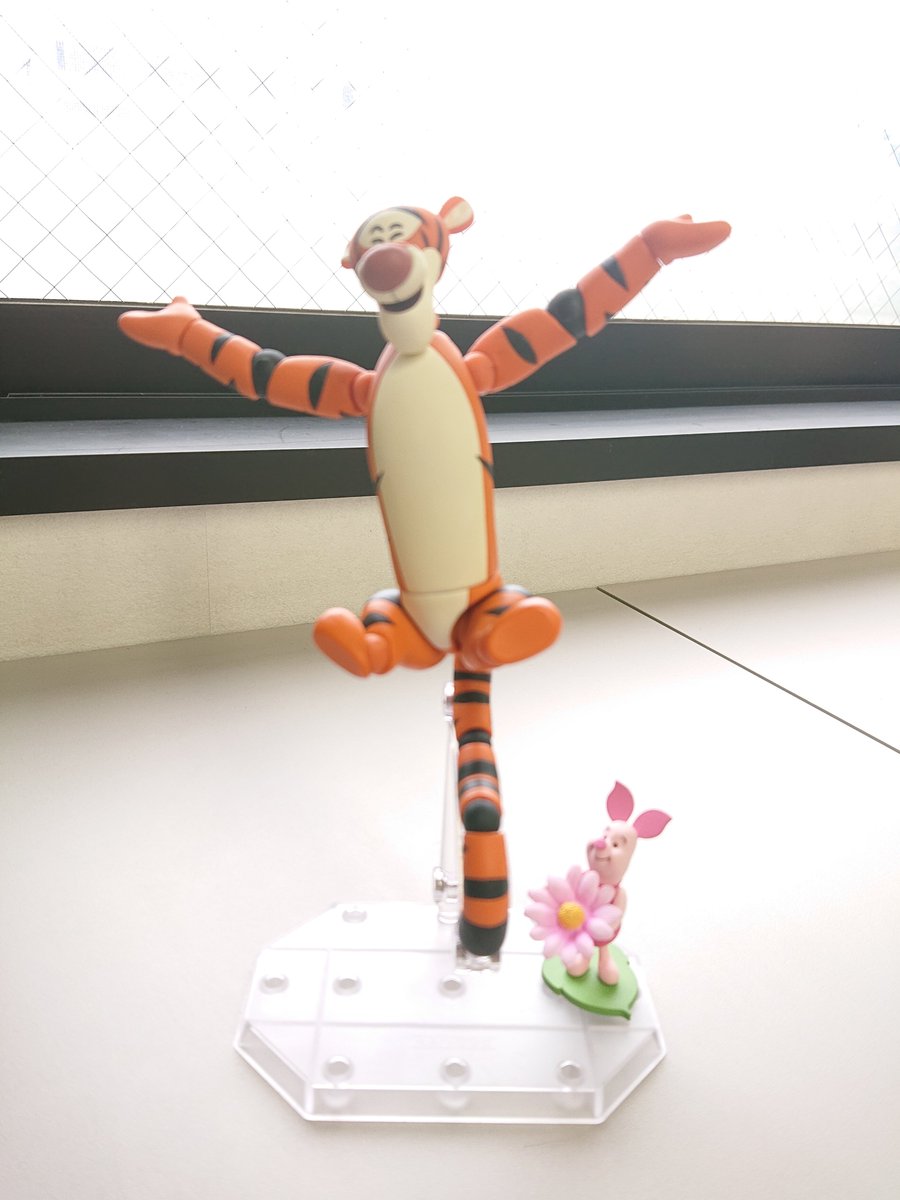 プーさんの親友、100エーカーの森からジャンプ大好きトラのティガー