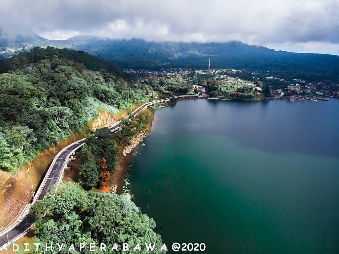 punapibali's tweet photo. Pesona keindahan jalan shortcut Singaraja-Mengwitani yang menelusuri bibir danau Beratan, Tabanan
Sudah pernah melintas di sini semeton?
.
.
Photo credit @iputuadithyaperabawa
@adithyaperabawa_photography
#shortvut #danau #beratan https://t.co/JYEvD85kCs