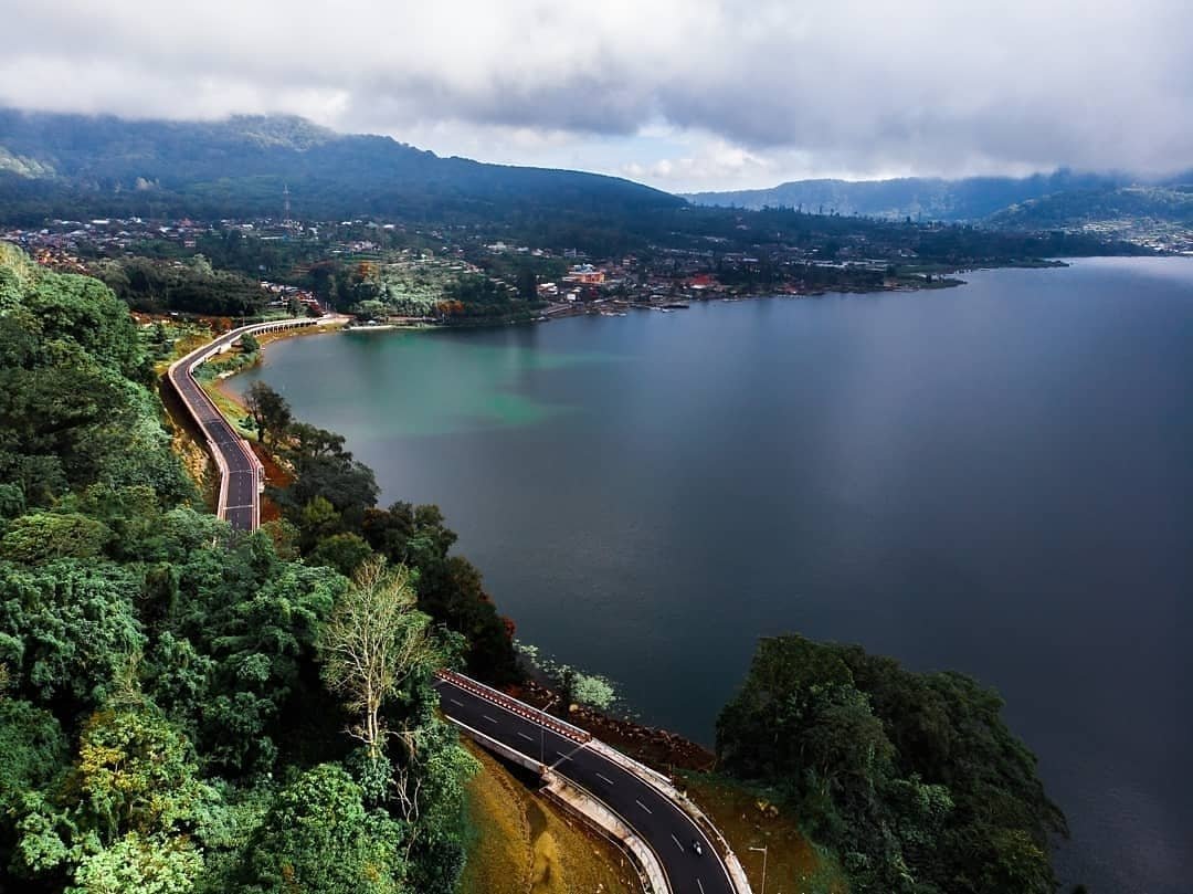 punapibali's tweet photo. Pesona keindahan jalan shortcut Singaraja-Mengwitani yang menelusuri bibir danau Beratan, Tabanan
Sudah pernah melintas di sini semeton?
.
.
Photo credit @iputuadithyaperabawa
@adithyaperabawa_photography
#shortvut #danau #beratan https://t.co/JYEvD85kCs