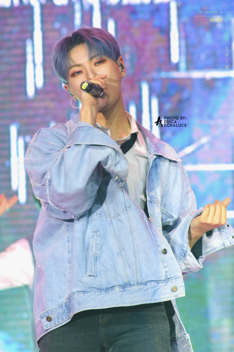 AKALabel_'s tweet photo. 191221 VICTON 1st Asia Tour "VOICE TO ALICE" in Manila 2019
파란색🫐🫐
#VICTON #빅톤 #HANSE #한세 #도한세 #VOICE_TO_ALICE #VOICETOALICE #VoicetoAliceinMNL #VICTONinMNL #AKALabel https://t.co/8b2ARchhnU