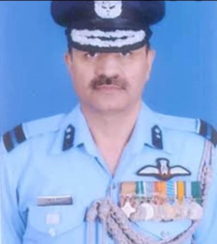 FatimaDar_jk's tweet photo. Proud moment 🎉👍

First pilot to fly #Rafale is Wing Commodore Hilal Ahmed Rather is from South #Kashmir’s #Anantnag. Presently he is Indian Defence Attaché in Paris France.

He won Sword of honour in NDA when he passed out and is presently one of finest fighter pilot of #India. https://t.co/rOTsjph1qX