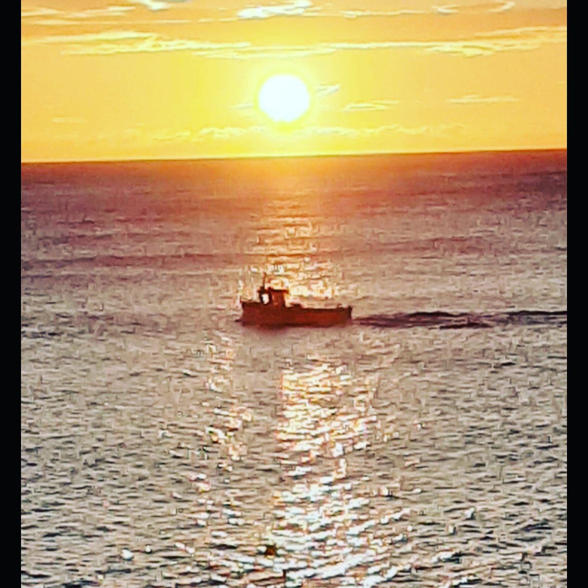 Insane ☀️rise this morning worth getting up at 4.40 love where we live #Scarbados #Scarborough @aboutScarboroUK <a href="/DiscoverCoast/">Discover Yorkshire Coast</a> <a href="/BBCLookNorth/">BBC Yorkshire</a>