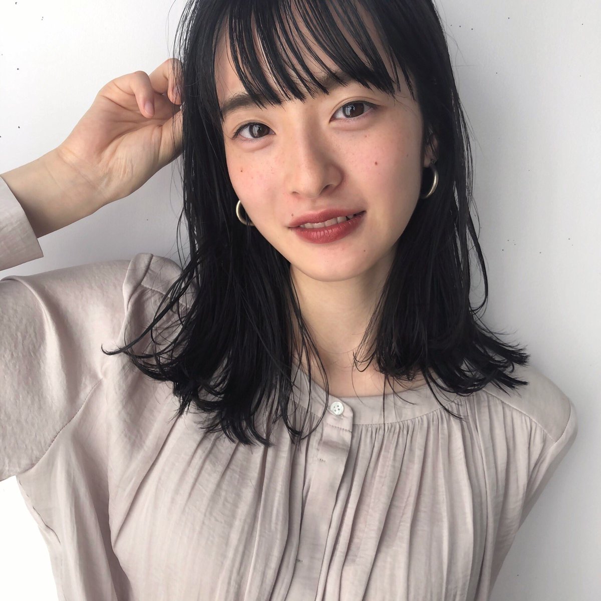 AsaKamiya's tweet photo. 雨続きですが、いかがお過ごしですか
私は連日テストが重なり疲れております。東大一年生の方々、あと少し一緒に頑張りましょう！
この写真は前にサロンモデルをした際の写真です https://t.co/0qZdKankt6