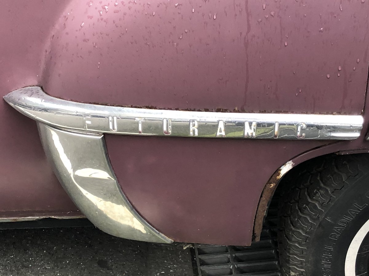 Riku0303 Sur Twitter 旧車 放置車両 某所で見つけた Oldsmobile Futuramicの放置車両 内外装パーツが欠けていたため そのボディ色と合わせてとても 不気味な雰囲気を漂わせていた 横に辛うじて残っていたモールに 刻まれていた名前からなんとか この車
