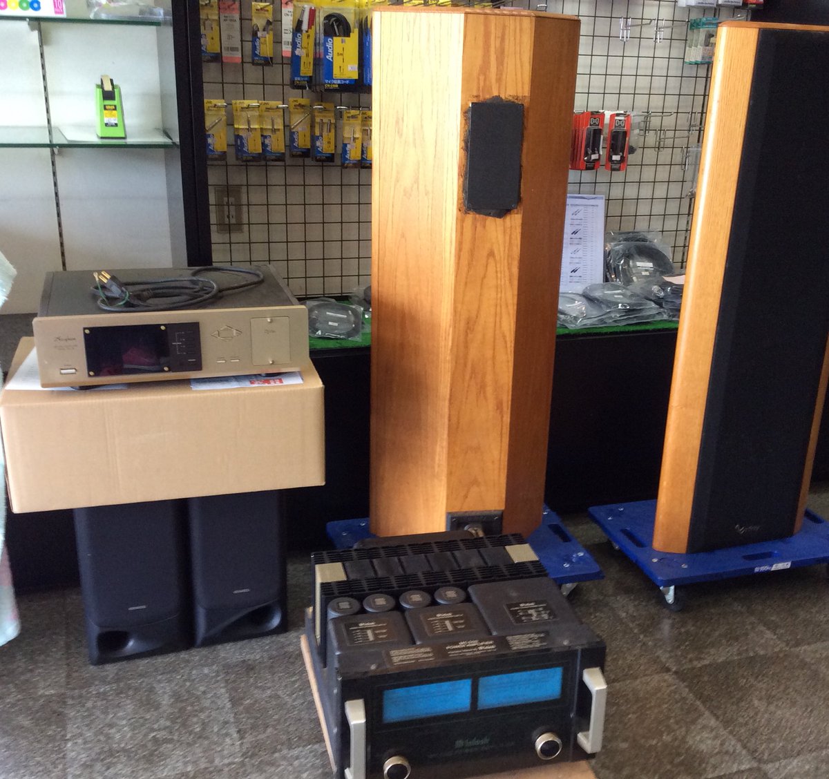 klossaudio's tweet photo. いろいろ買取りしてきたばかり、これからお掃除、動作チェックするとこなのでホコリっぽいですけど。
MC-500は早くも商談中でございます。
早っ!=͟͟͞͞( ‘Д ‘ =͟͟͞͞)まだ買取価格も決まってないのに。
#カンタベリー15 #ルネサンス90 #c40 #mc500 #dps1 #dg28 #st200 #タンノイ #infinity #マッキン https://t.co/DRAYTEqG3W