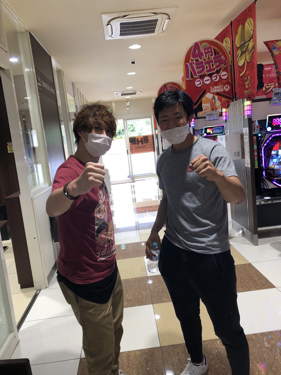 Giants_25_38's tweet photo. 写真撮ってもらいやしたー
動画見てたらなんとなくわかるけどやっぱりいい人です。
今日の実践がどーなったか気になる笑
これからも頑張ってください！
@janjan_sps https://t.co/qlWLJxtjVh