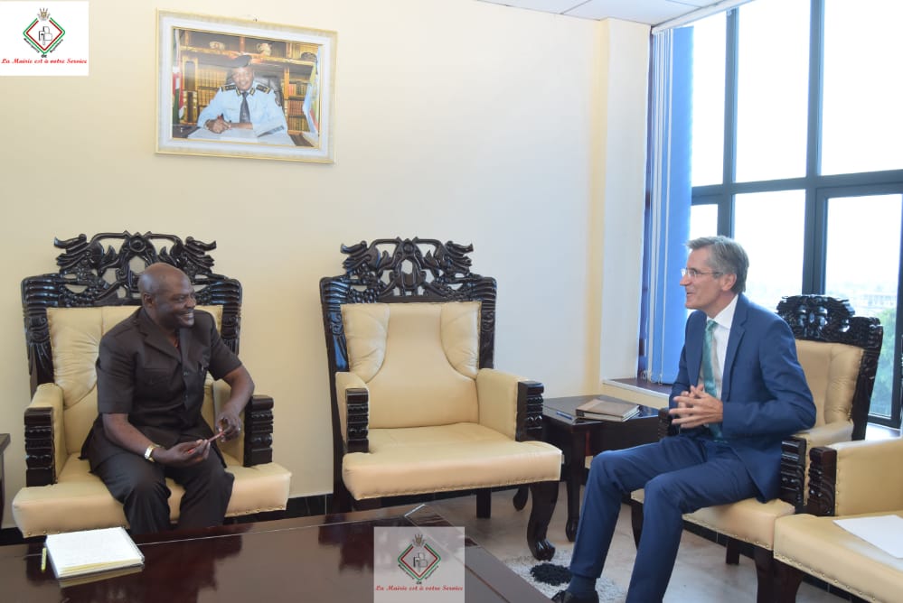 Bujaprov2025's tweet photo. #Burundi le maire de la ville  également accueilli en sa visite de courtoisie Mr Dieter Reinl, Ambassadeur de la République Fédérale d'Allemagne au Bdi. Féliciter le nouveau maire et échanger sur ses projets prioritaires pour la ville de Bujumbura, c'est l'objet d la visite. https://t.co/I9SHmQVOkr