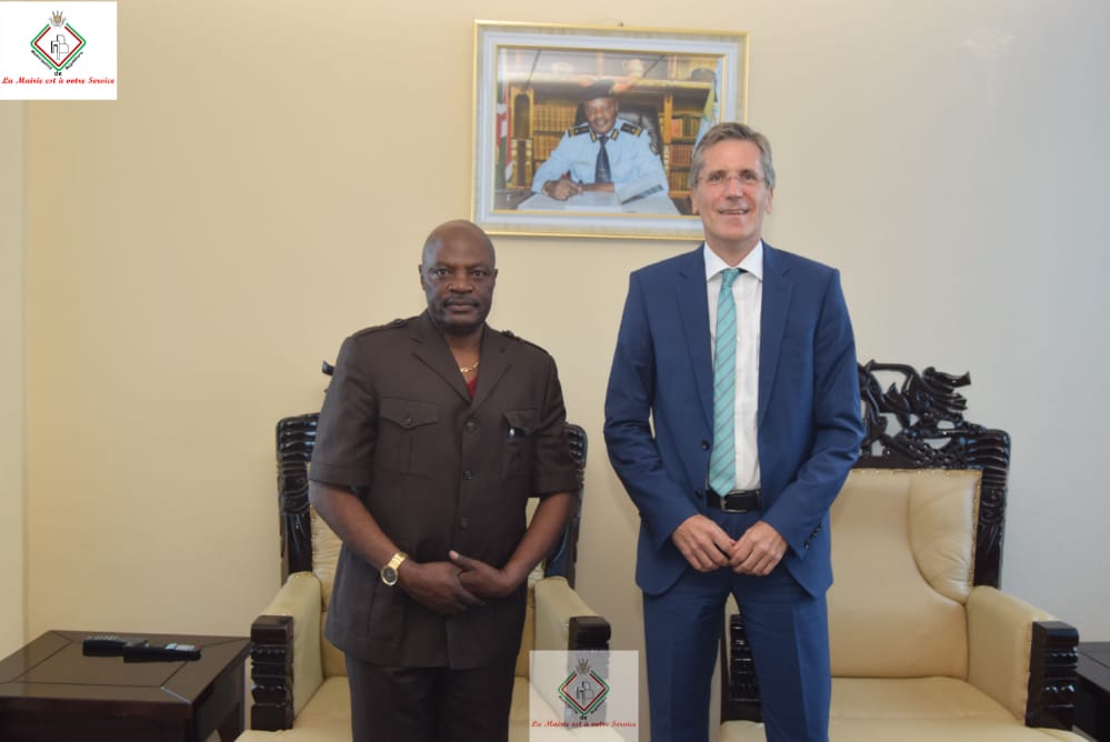 Bujaprov2025's tweet photo. #Burundi le maire de la ville  également accueilli en sa visite de courtoisie Mr Dieter Reinl, Ambassadeur de la République Fédérale d'Allemagne au Bdi. Féliciter le nouveau maire et échanger sur ses projets prioritaires pour la ville de Bujumbura, c'est l'objet d la visite. https://t.co/I9SHmQVOkr
