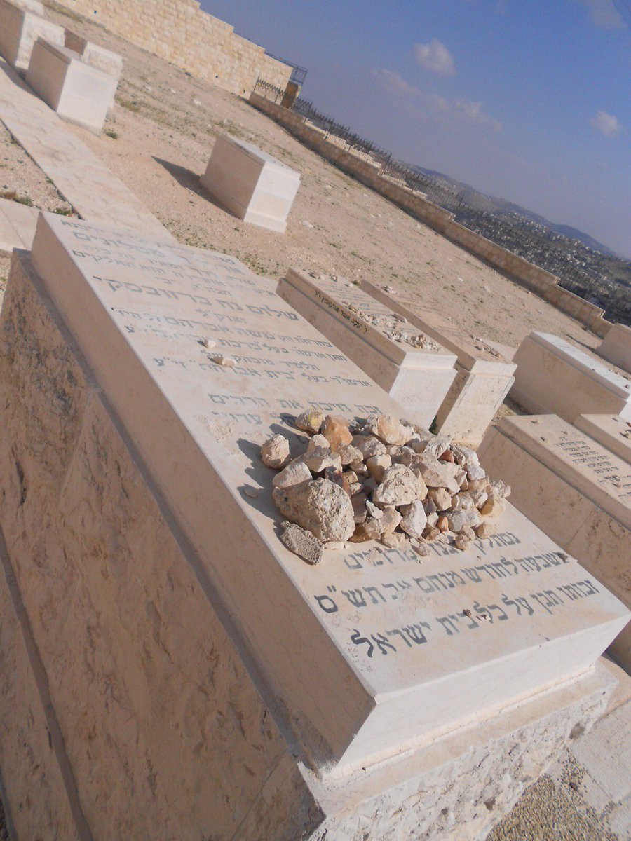 Yahrtzeits's tweet photo. 7 Av: R'Shalom Noach Brazovsky, the Slonimer Rebbe of Yerushalayim (1911-2000). He worked diligently to re-establish Slonimer Chassidus from its small remnants after WWII. Author of foundational &amp; popular Sefer Nesivos Shalom. He also published many original Slonimer manuscripts. https://t.co/ypGwUnGCpt