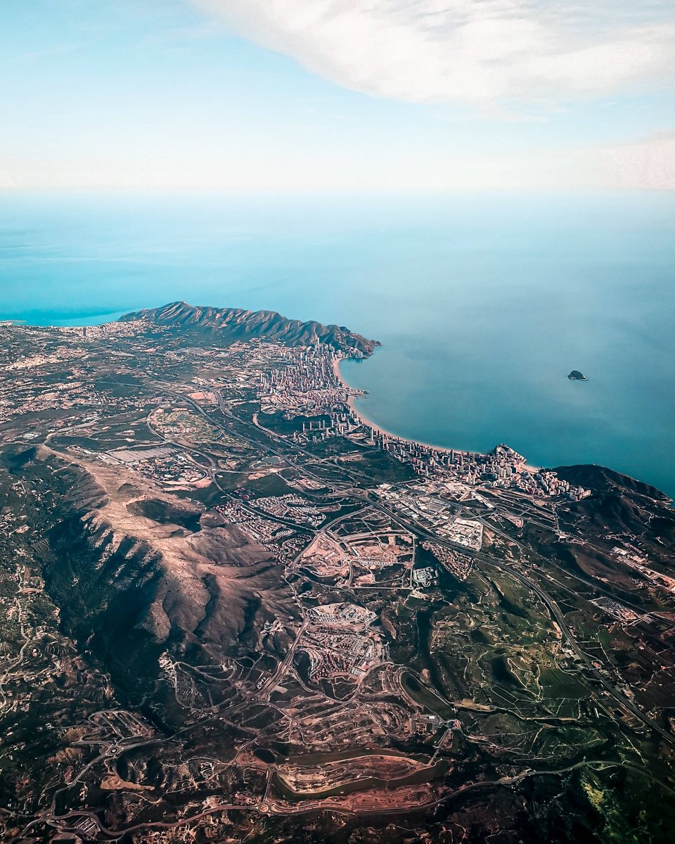 Beninter's tweet image. ✈️ Vista aérea de nuestro rincón favorito del mundo: #Benidorm. ¡Impresionante! 😍

✈️ A birds's eye view of our favorite corner of the world. 😍