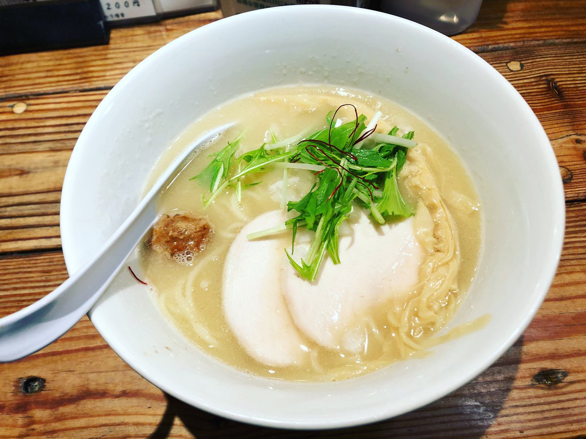 ハラモトタケカズ 鶏そば みた葉 にて 鶏白湯ラーメンを頂きました 鶏の風味とコクのあるとろみ 元々肉の甘味を含む素材の味付けのチャーシューがアクセント 鶏そば みた葉 鶏そばみた葉 鶏白湯 ラーメン 歌舞伎町 新宿 新宿ゴールデン街