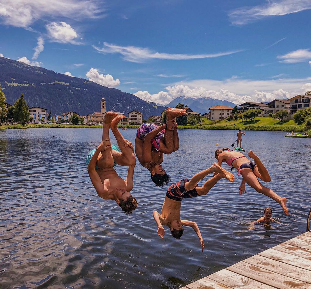 Fin des cours, direction le Lag Grond à plus de 1000 mètre d'altitude. 🇨🇭🏊
Prêt, feu, voyagez ! ✈️😍
@efswissalps #efmoment