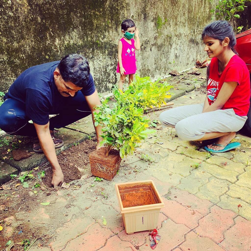 VinayTeli's tweet photo. When house plants are growing too large… and you really think you cannot accommodate them in the house any more. My younger one was a part of this program! 😀 Nice job! 🙌🌱🌲🌳🌷
#planting #gardening #plants #garden #nature #flowers #plant #landscapi… https://t.co/GLQU66boYR https://t.co/UlHltLFfD0