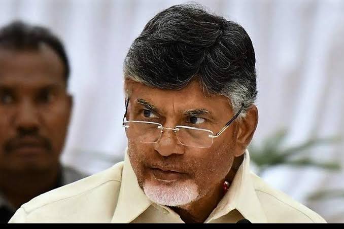 UttarandhraNow's tweet photo. ఈ మధ్యనే తెదేపా నుండి బీజేపీ లో చేరిన లంకా దినకర్ తో సహా మరో ముగ్గురికి బీజేపీ అధిష్టానం షో కాజ్ నోటీసులు జారీ చేసింది. పార్టీ అంతర్గత వ్యవహారాలు చంద్రబాబు కు చేరవేస్తున్నారు అనే ఆరోపణలు ! #TDP #Coverts #LankaDinakar https://t.co/SxpnKerARY