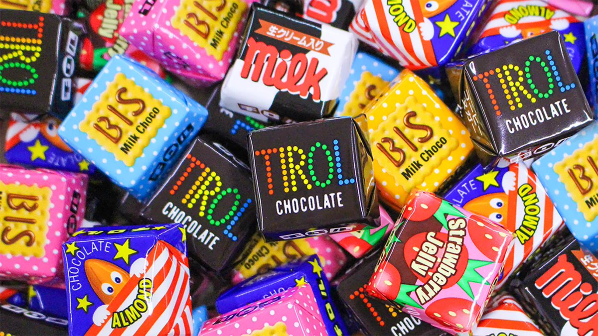 みんなに人気のチロルチョコ。たくさんの種類の中からお気に入り味を見つけるのがうれしいお菓子。