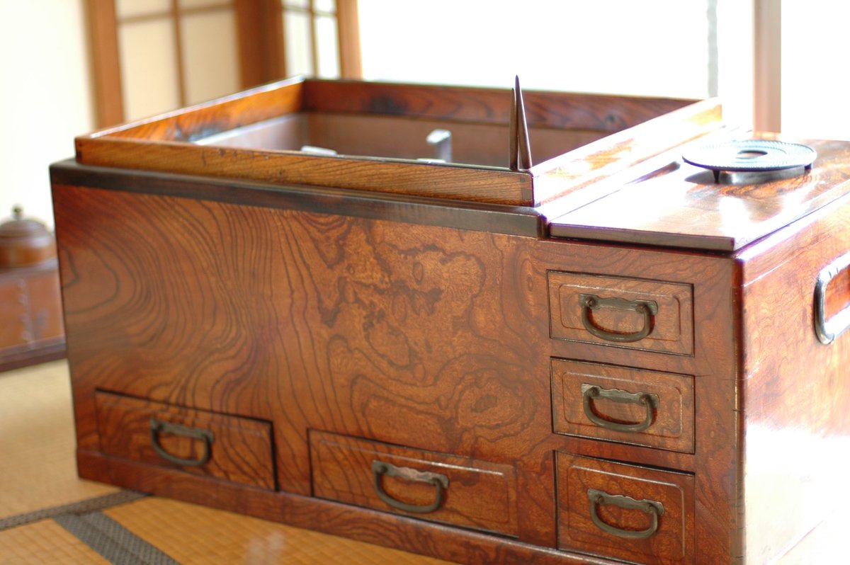 火鉢の道具店 旧火鉢屋 V Twitter いわゆるケヤキの江戸長火鉢 引き出しのある面が裏側で 反対側が表 エアコンない時代は火鉢の引き出しが一番乾燥しているのでノリ お茶 タバコを入れていました 引き出しと本体の木目が合致しているのが実に美しいです