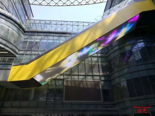 RUMediaFacade's tweet photo. Sun Moon Light Center（Shanghai）, a large commercial retail Mall. MF Panel P35 installed on the bottom of the escalator, covered by the PMMA diffuser material.

#mediafacade #lightingdesign #lightingdesigner #pixellight #PixelPanel #buildinglightdecoration #architecturelight  # https://t.co/EO5AYj8iDq