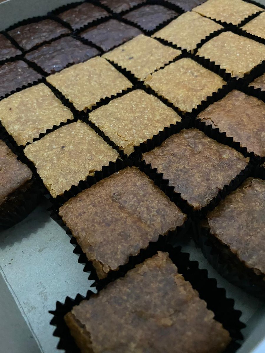 Brownies resep keluarga sejak 1986 bernama BROWNESH ini teksturnya empuk &amp; tebel, trs rasanya (selain coklat) menarik bgt: coffee &amp; brown sugar. Nggak kemanisan pula. Plg suka coklat &amp; kopi. Tersedia versi gluten free jg, tp ttp enakan ori. LOL. Psn di:
instagram.com/brownesh_?igsh…