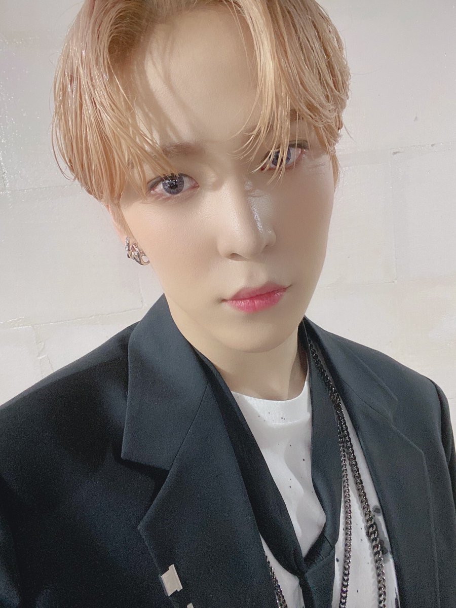 ATEEZofficial's tweet photo. [#윤호] 우리 이따가 봐요 💋
#ATEEZ #에이티즈 https://t.co/9jdxogE4nW