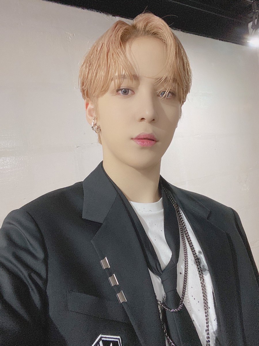 ATEEZofficial's tweet photo. [#윤호] 우리 이따가 봐요 💋
#ATEEZ #에이티즈 https://t.co/9jdxogE4nW