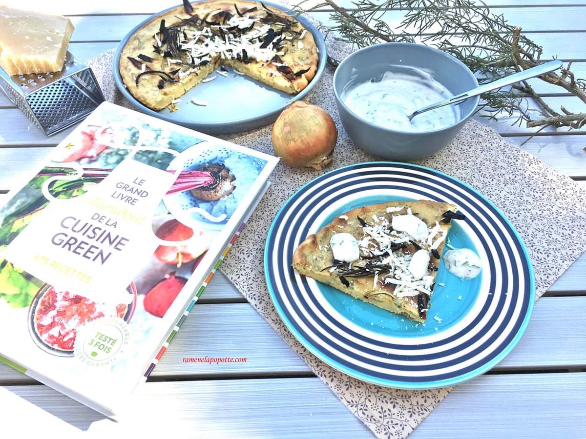 #Recette de #socca oignons et sa sauce relevée tirée de Le grand livre Marabout de la cuisine Green de mon partenaire <a href="/NaturaSense/">Natura Sense</a>. 
Belle journée et prenez soin de vous.
ramenelapopotte.com/socca-aux-oign…
#farinedepoischiche #sansgluten #faitmaison #sain #healthy #vegetarien #lesfrrebelles