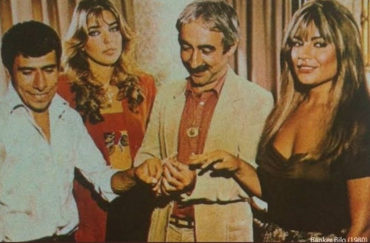 Antalya Elmalı Belediye Başkanı Halil Öztürk şoförünün nikahını kıyarken..

Hele bir sor niye yaptım 😂😂