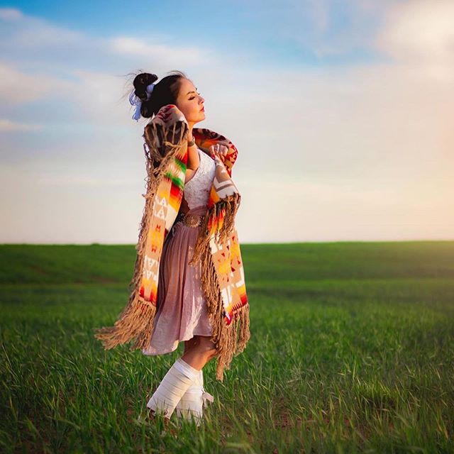 WelcomeNative's tweet photo. What make the Native American's girl beautiful?
How do you feel about this girl?
🌻 Let us know in the comments bellow
☘️ Don't forget to follow #WelcomeNativeAmericanStore for the latest updates about native American.
#NativeAmerican
#girls
#beautiful
#clothing
#Native https://t.co/5HJGixorAK