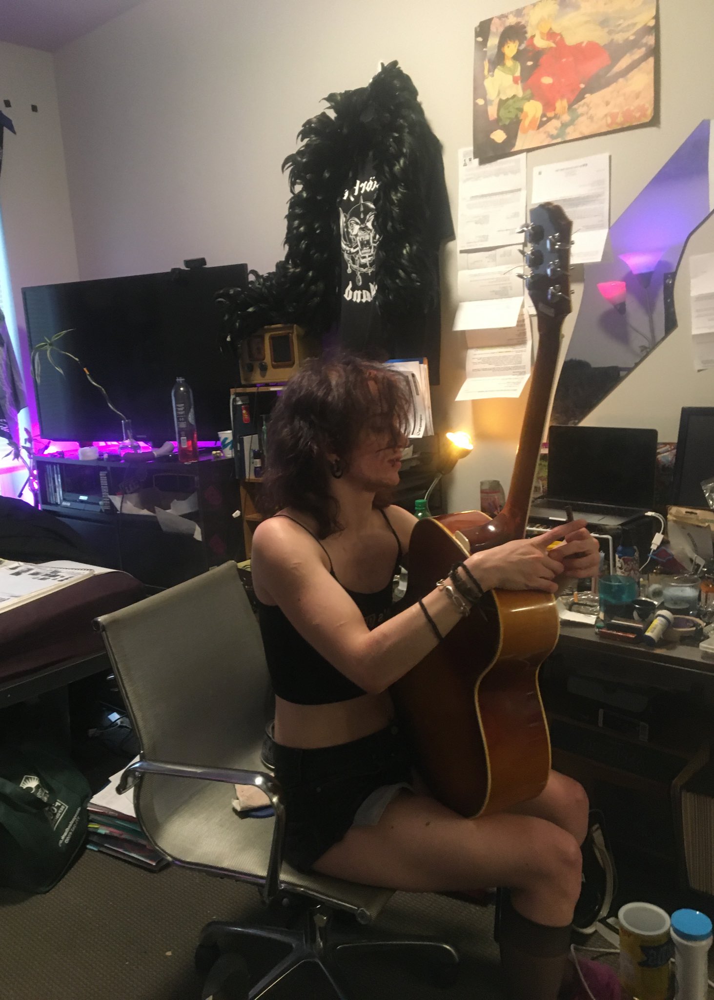 1 pic. Riddle: What is thin and also thick, smooth and yet curvy, delicate but not fragile, painstakingly crafted while perfectly unique, universally loved & admired, and makes beautiful music when you finger it right?😚🎸🎶💋👯❣️ https://t.co/mjMMqS1LOH