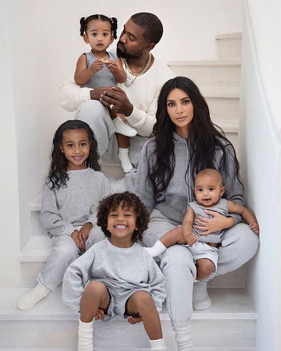 Kanye reveló en sus tweets que en caso de divorciarse de Kim va a luchar por la custodia de sus 4 hijos: North, Saint, Chicago y Psalm West. En sus tweets también dice que no va a permitir que sus hijos aparezcan en Playboy ni sean esclavos de cadenas de tv como E! o NBC.