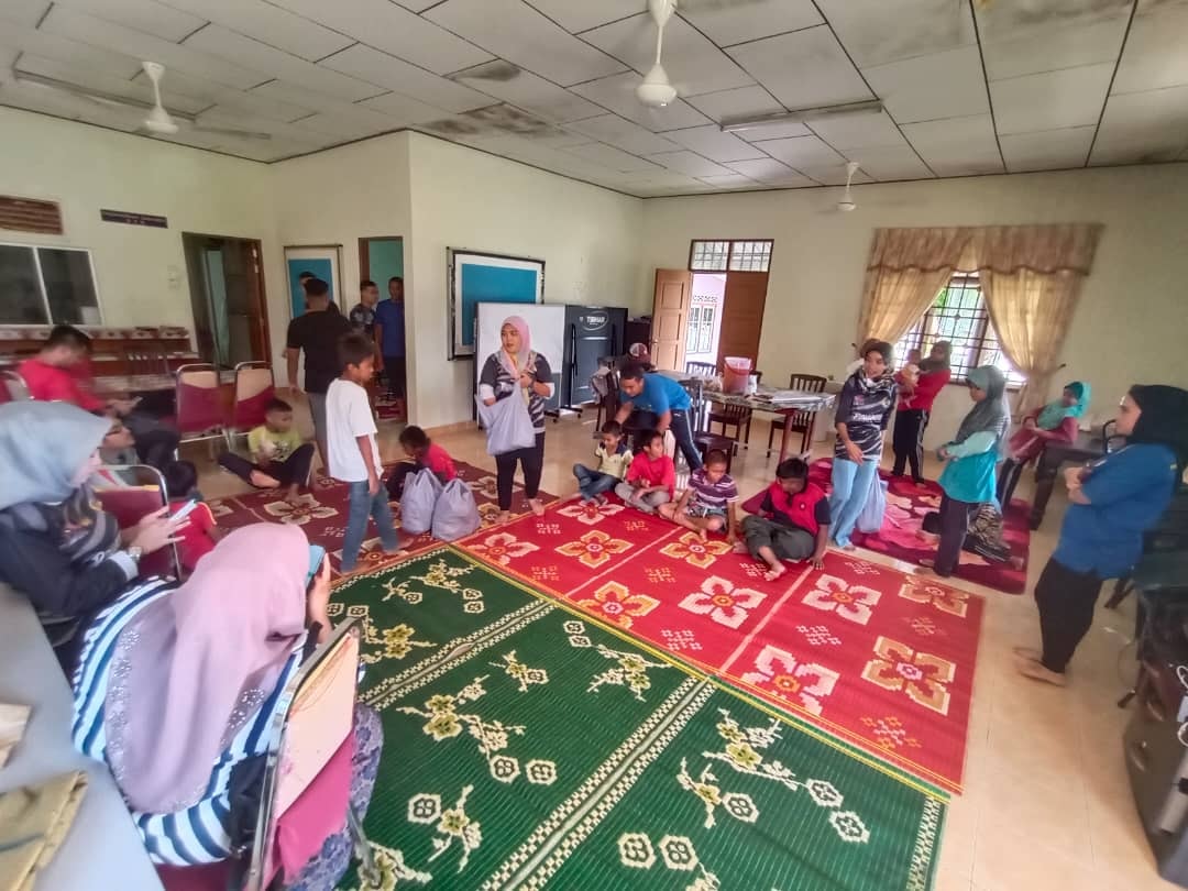 wanitamuda_my's tweet photo. 20 JULAI 2020, ISNIN.

Program Wanita Muda bersama Pemuda Negara dalam bergotong royong membersihkan kawasan rumah Tunas Harapan Kasih Pengkalan Chepa Kota Bharu.

#wanitamudakerja 
#wanitamudanegara https://t.co/eCy87NnajN