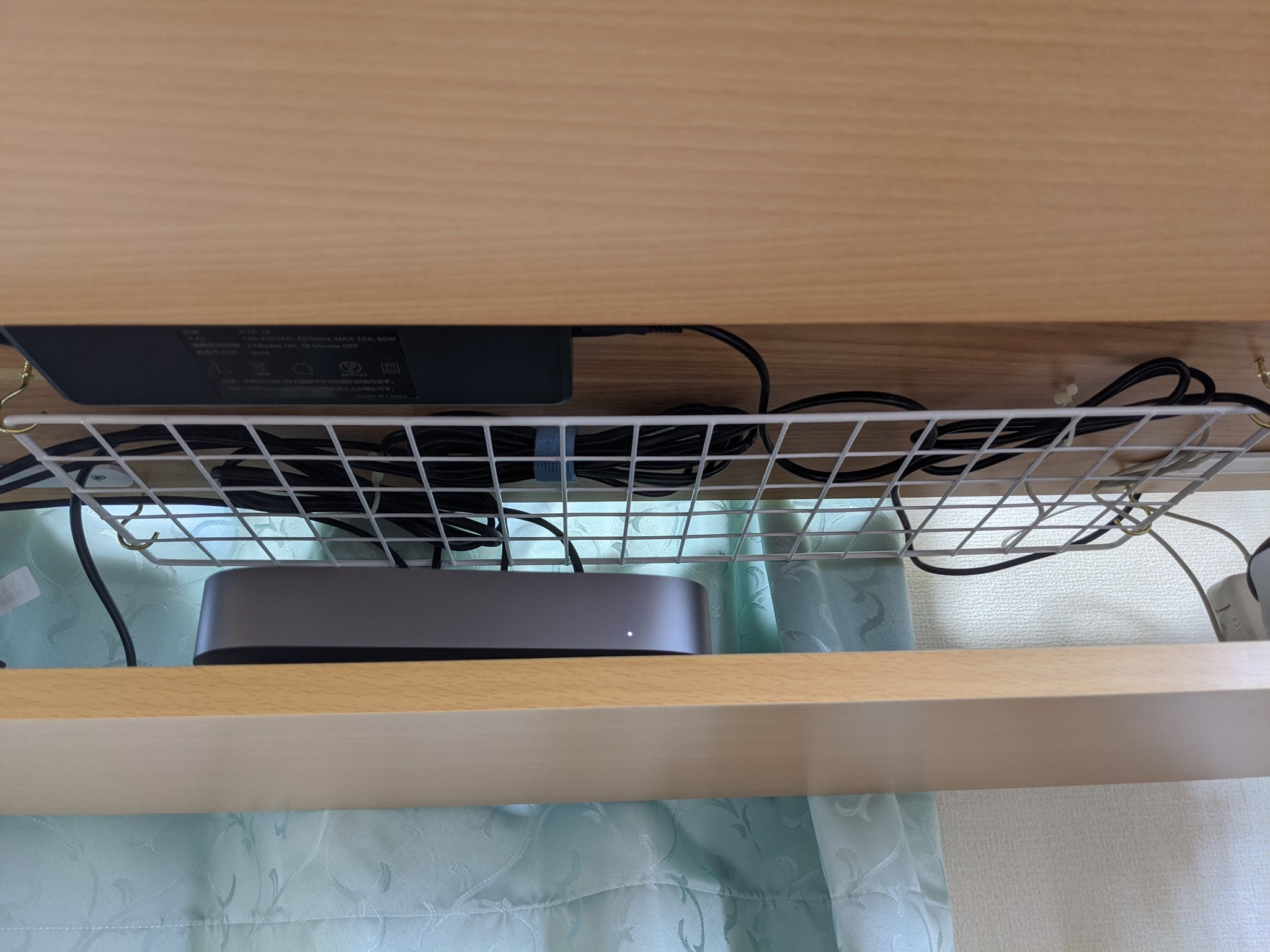 Bto 机の裏に100均のワイヤーネット取り付けてケーブル類を収納するようにした おかげで机下の収納棚がスッキリ T Co 3w05tvnvwx Twitter