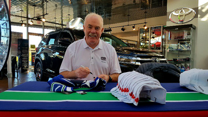 smitty_mark's tweet photo. @canucksalumni @Canucks Had the extreme pleasure of hosting an Alumni event in late 2018 with Jack McIlhargey, what a true gentleman he was. He stayed longer than his commitment (mighta been the pizza we brought in 😁) to take the time to talk with everyone personally. #RIP29 https://t.co/nfbSNeFbkH
