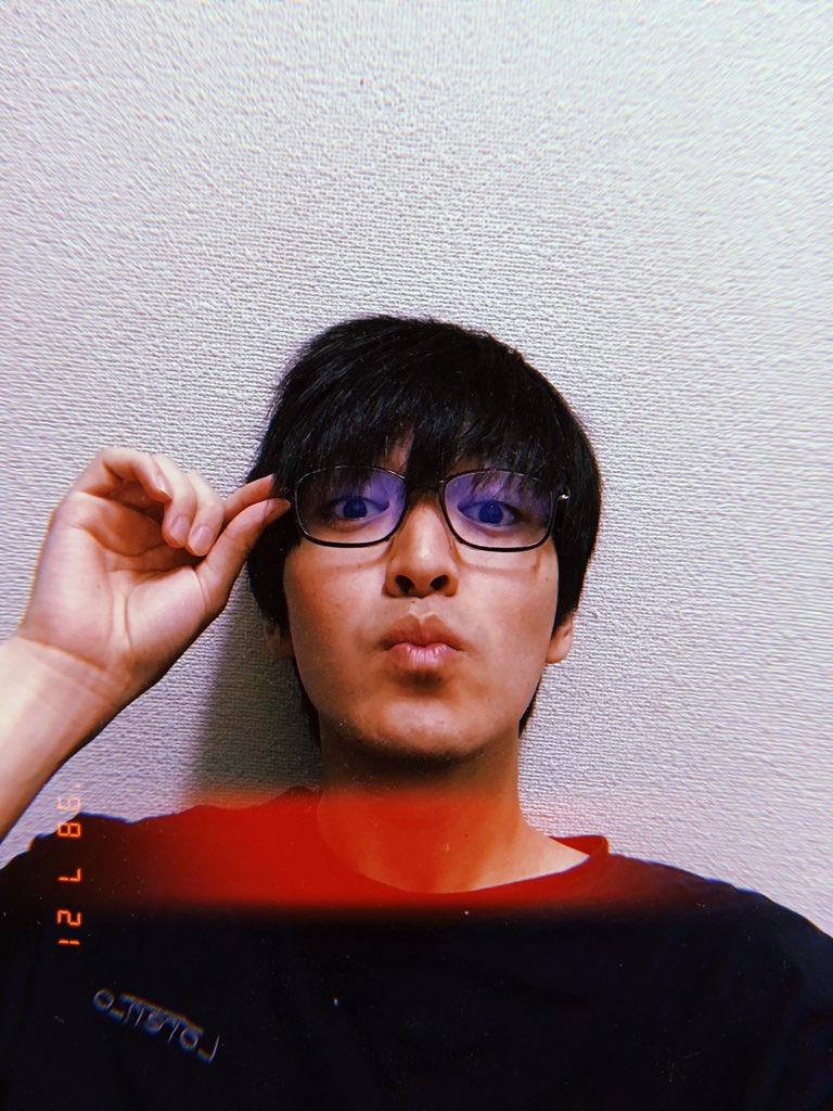 田中雄飛 最近髪が伸びてきてボサボサ 髪切りに行かないとなぁ あ 眼鏡をかけて写真撮りました ここ2 3日昼間晴れてるから気分が良いね いろんな人に会えてないけどみんな何してるんだろう 俳優 舞台俳優 メガネ メガネ男子 眼鏡 かけた