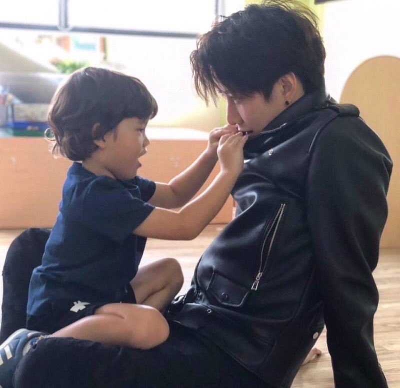 Sid_vivid's tweet photo. 이거 너무 아빠가 된 일진짱 재질인데 https://t.co/gophjj6Tca
