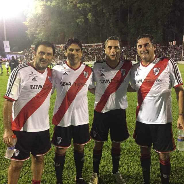 ¡Feliz día del amigo para todos!
Aquí estoy con tres amigos que me dio <a href="/RiverPlate/">River Plate</a>.