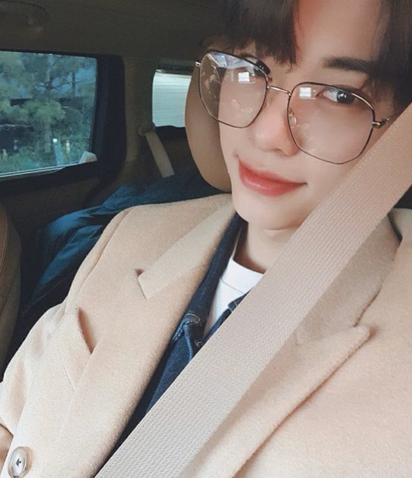 kim donghyun car selfies —a thread;