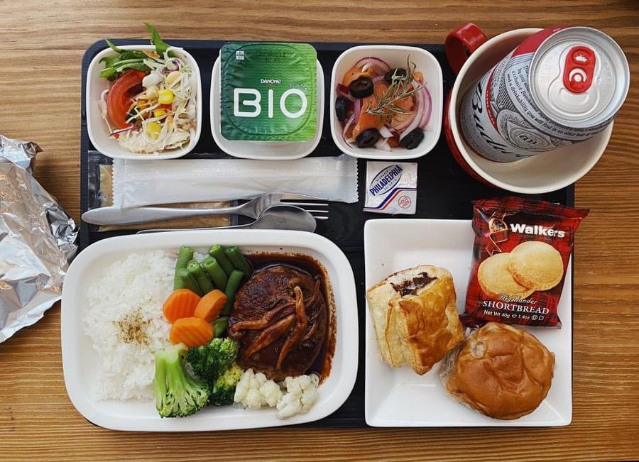 etsuko_ichihara's tweet photo. My new hobby in this quarantine life is making In-flight meals by myself. I ate it while watching safety videos and Amazon Prime videos to experience simulated flight🤣 #diyflight #airplanemeal #airplanefood #airlinemeals #airlinefood #airlines https://t.co/uvZjolJs0S