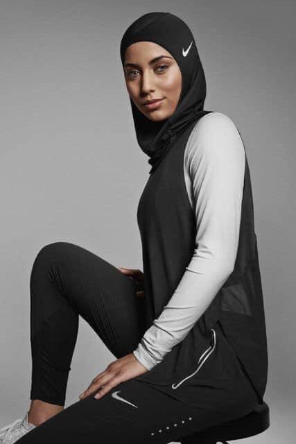 the_mo_mohsen's tweet photo. يعني مثلا Adidas و Nike عملوا خط إنتاج كامل للمحجبات، وفي أوروبا الناس احترمت الفكرة وتقبلتها لأن دي حرية فكر وعقيدة.
حضرتك هنا عايشه في دولة عالم تالت وكمان دولة إسلامية وبتنادي بأن الست عشان تبقى حرة "لازم تقلع"!
معلش حبيبتي أحب أطمنك المايوه الشرعي بيتنزل بيه عادي في أوروبا :D https://t.co/e2dO3R4jJS